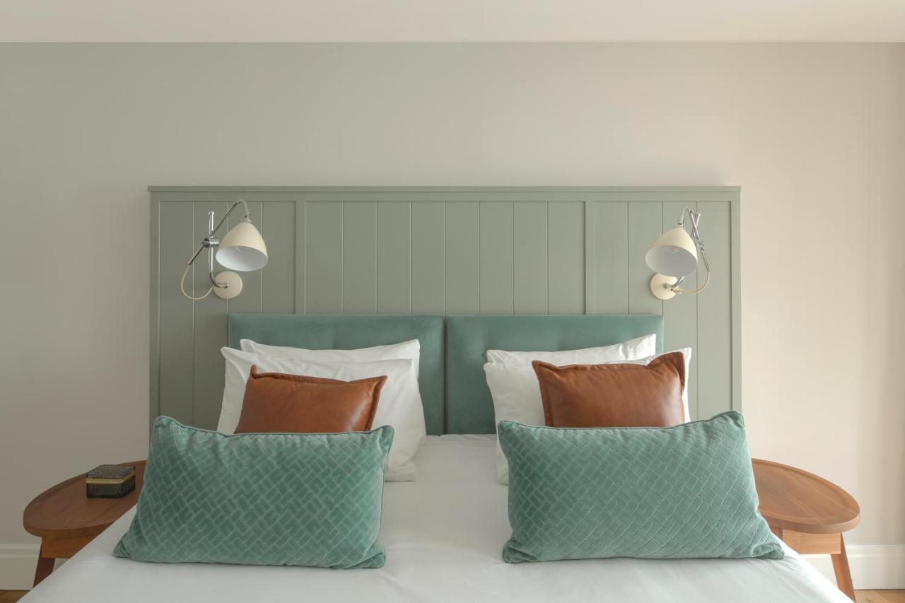 Cheval Old Town Chambers Aparthotel Εδιμβούργο Εξωτερικό φωτογραφία A bed with cushions