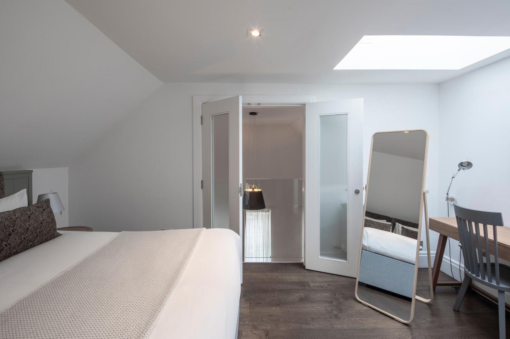 Cheval Old Town Chambers Aparthotel Εδιμβούργο Εξωτερικό φωτογραφία A bedroom with a skylight